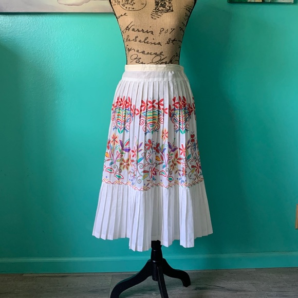 Vintage Floral Print Full Pleated White Skirt - Picture 2 of 7